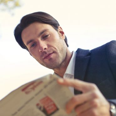 uomo che legge il giornale