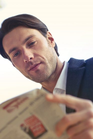 uomo che legge il giornale