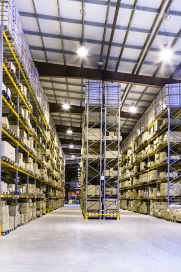 magazzino organizzato con efficiente gestione commesse