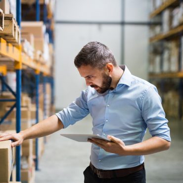 responsabile organizzazione logistica controlla pacchi