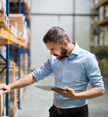responsabile organizzazione logistica controlla pacchi