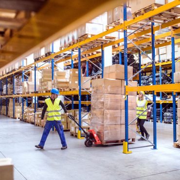 logistica magazzino, magazzinieri controllano l'efficacia
