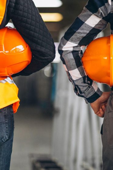manager della logistica che fa squadra con i dipendenti