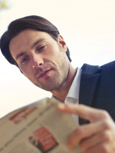 uomo che legge il giornale