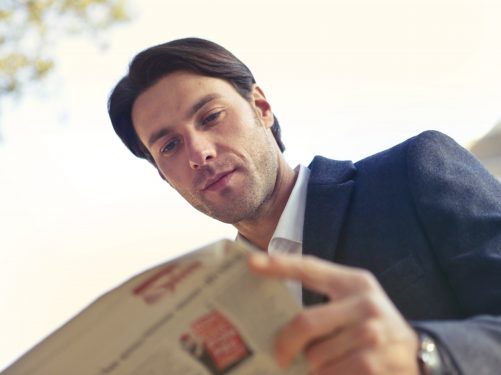 uomo che legge il giornale