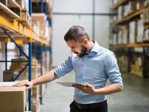 responsabile organizzazione logistica controlla pacchi