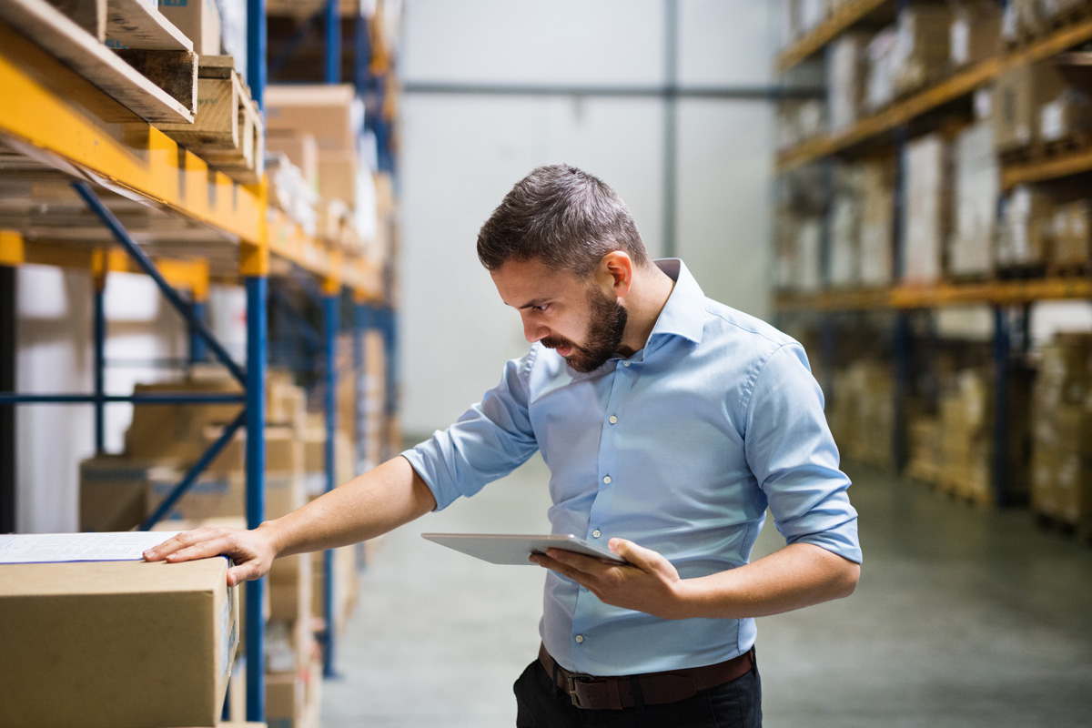 responsabile organizzazione logistica controlla pacchi