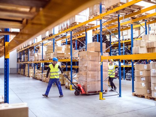 logistica magazzino, magazzinieri controllano l'efficacia