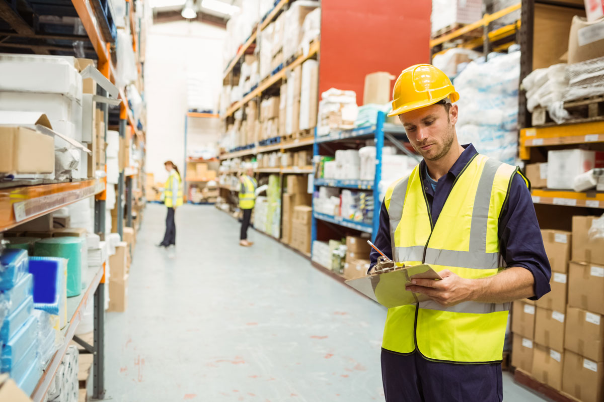 responsabile della logistica che prende appunti