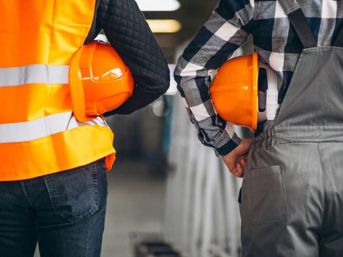 manager della logistica che fa squadra con i dipendenti