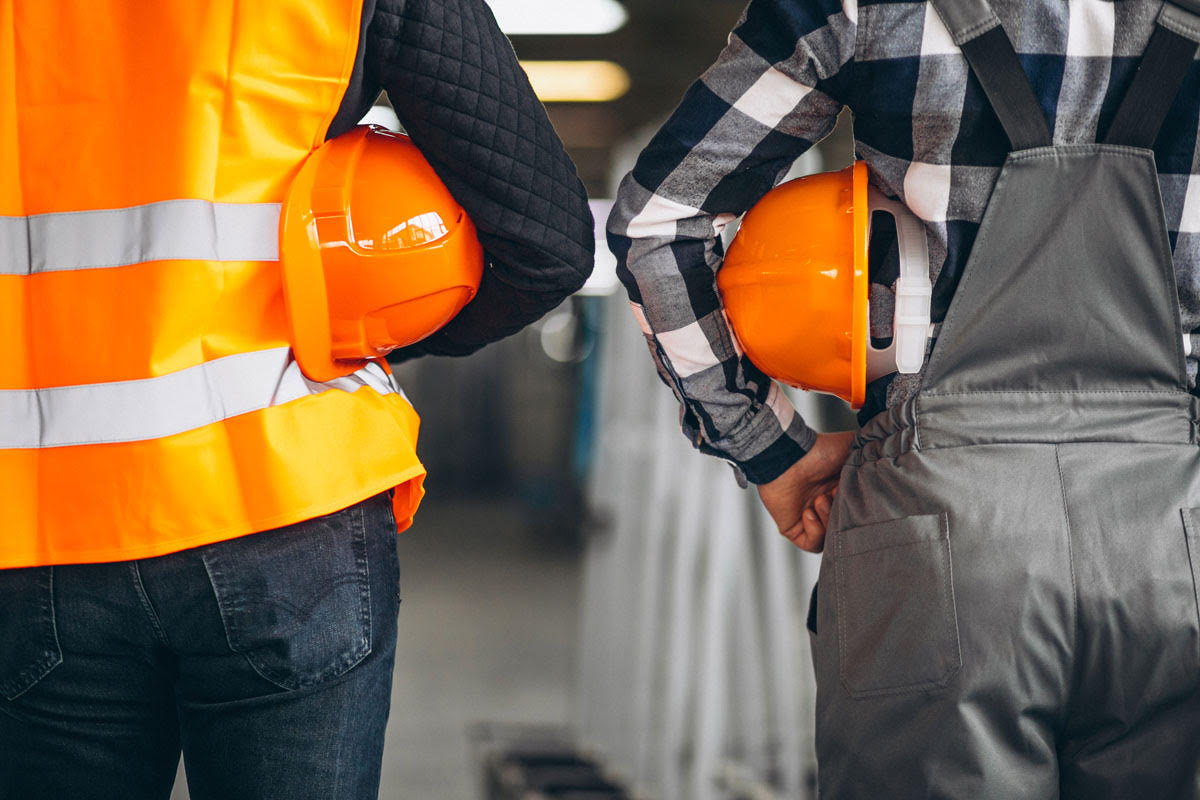 manager della logistica che fa squadra con i dipendenti