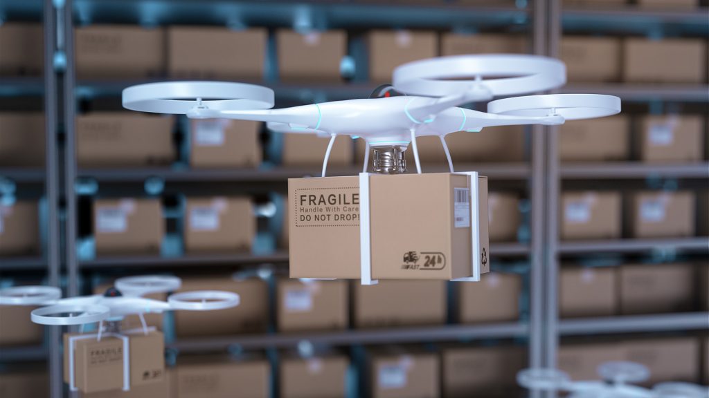 Drone trasporta pacchi in magazzino