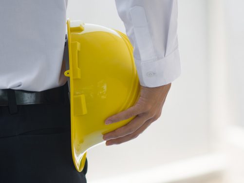 Imprenditore che cura la sicurezza nel magazzino