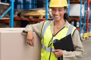 Ragazza che applica il Just In Time alla logistica