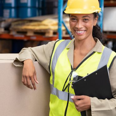 Ragazza che applica il Just In Time alla logistica
