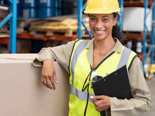 Ragazza che applica il Just In Time alla logistica