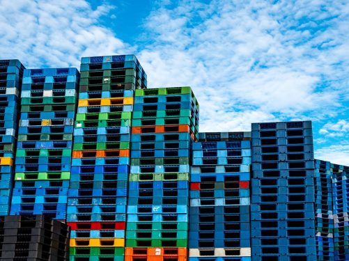 Pila di pallet in plastica
