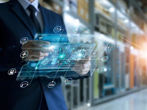 imprenditore con software per la gestione del magazzino